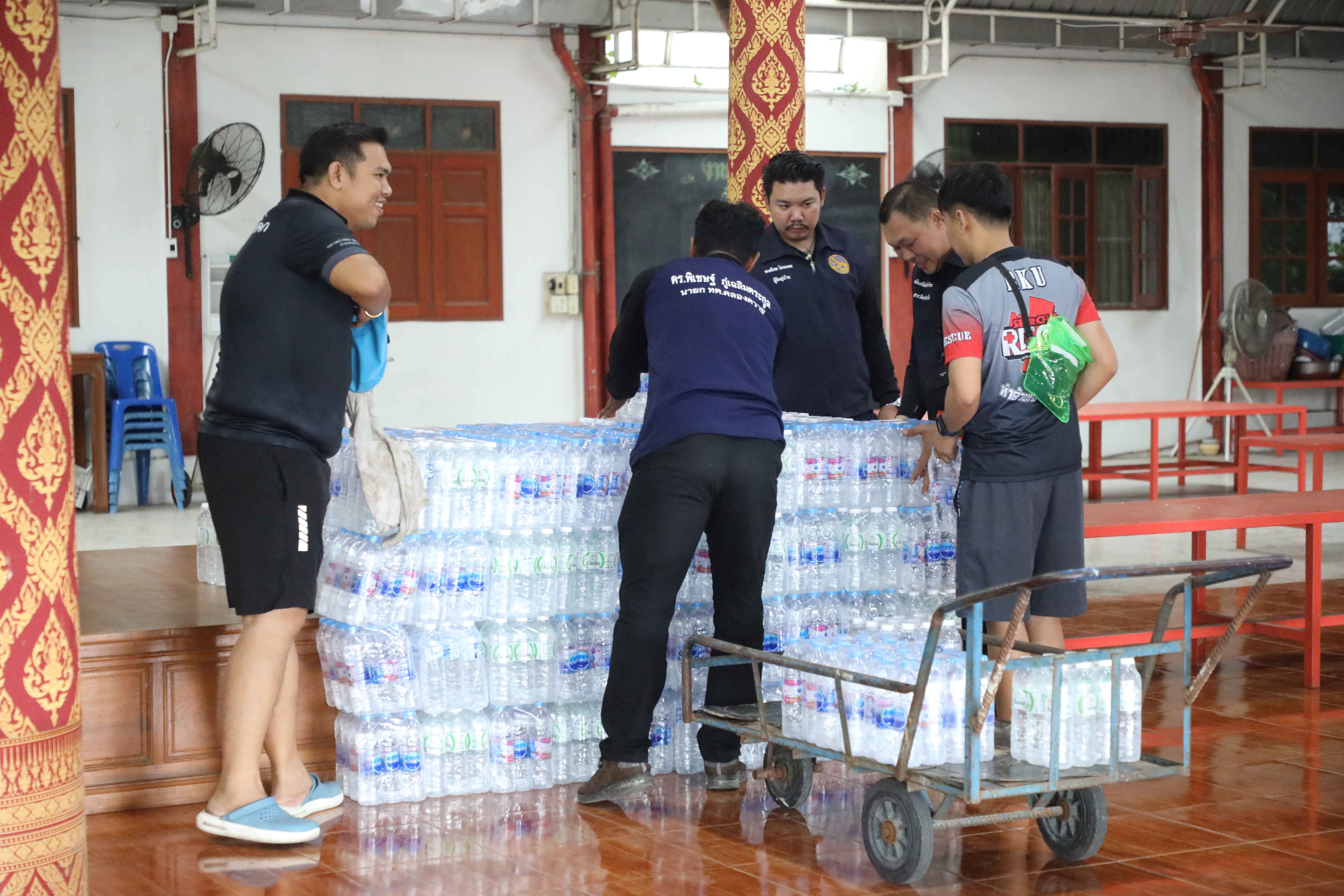 title - ส.ป.ก. ติดตามรมช.เกษตรฯ ช่วยเหลือพี่น้องผู้ประสบอุทกภัย ในเขตจังหวัดปทุมธานี